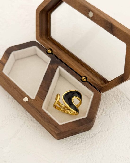 Γυναικείο Δαχτυλίδι από Ανοξείδωτο Ατσάλι σε Χρυσό Χρώμα με Μαύρη Λεπτομέρεια