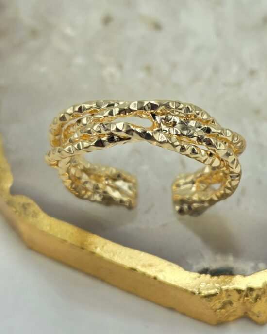 Δαχτυλίδι Πολυεπίπεδο με Ανάγλυφη Υφή σε Χρυσό Τόνο από Ανοξείδωτο Ατσάλι