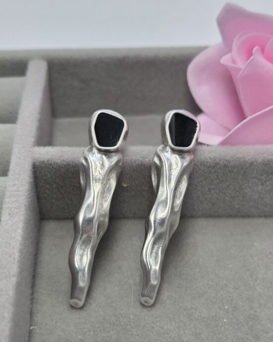 Σκουλαρίκια Μακριά Κυματιστά με Μαύρο Στοιχείο από Ανοξείδωτο Ατσάλι σε Ασημί Τόνο