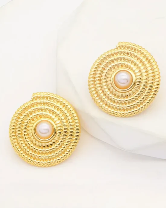 Statement Σκουλαρίκια Καρφωτά Ανάγλυφα με Pearl Center – Χρυσός Τόνος