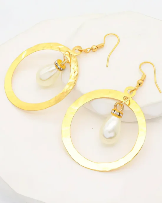 Κρεμαστά Σκουλαρίκια Κύκλος με Pearl Charm – Ανοξείδωτο Ατσάλι, Χρυσός Τόνος