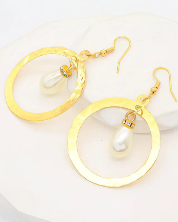 Κρεμαστά Σκουλαρίκια Κύκλος με Pearl Charm – Ανοξείδωτο Ατσάλι, Χρυσός Τόνος